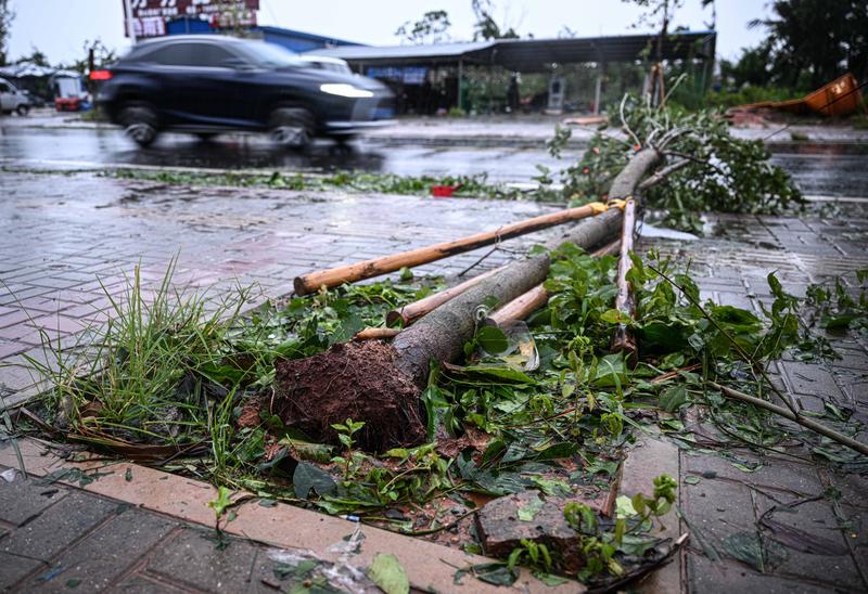 台风“麦德姆”在广西再次登陆 海南海口上空现双彩虹