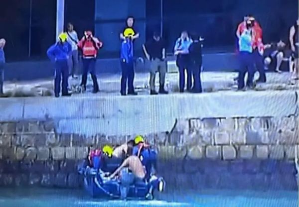 台风观浪5人被捕 香港警方首次执法