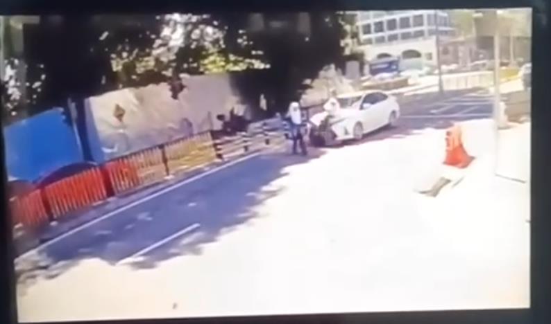 司机疑闯红灯肇祸撞伤2名女中学生