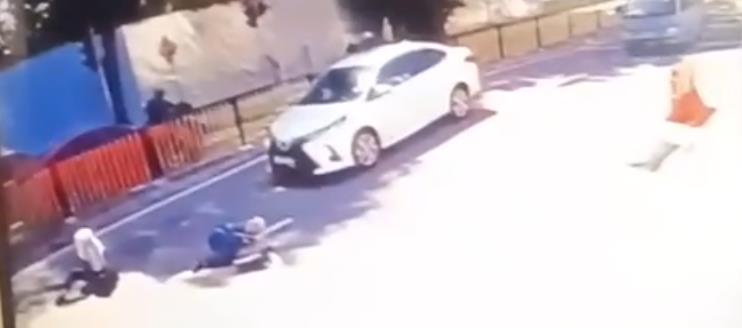 司机疑闯红灯肇祸撞伤2名女中学生