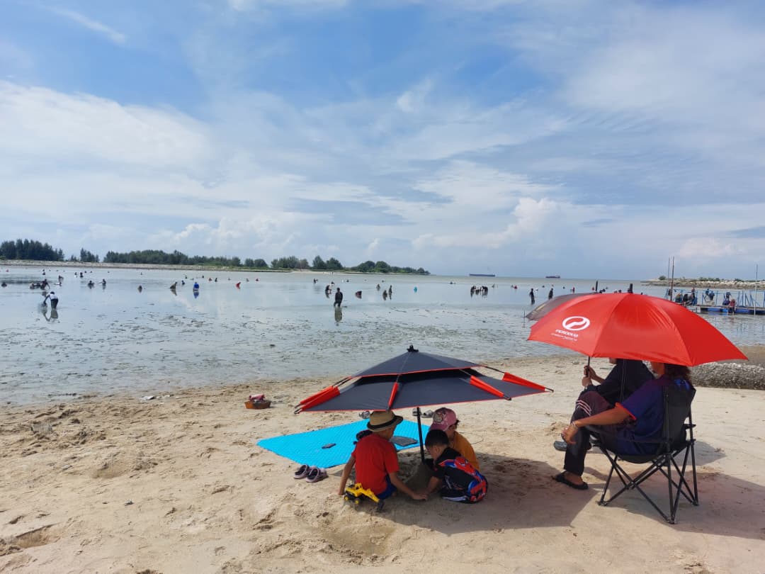 吉里望海滩捉西蚶乐