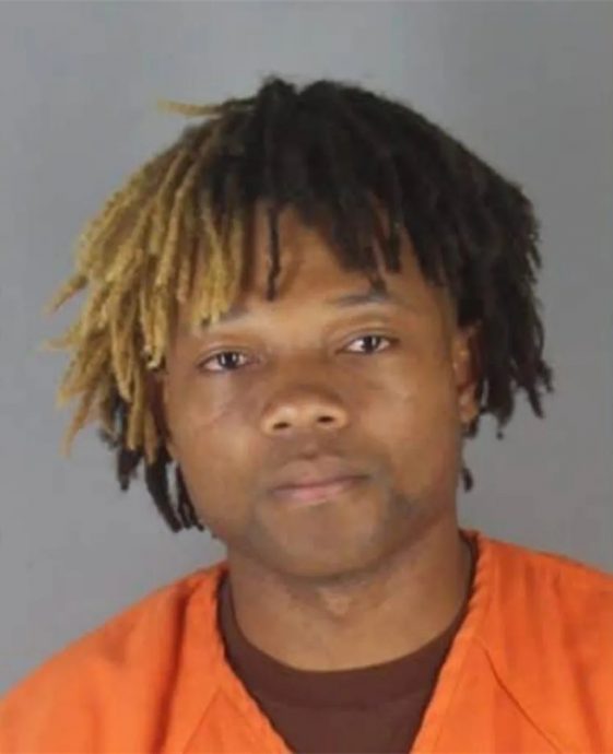 同学竟是成年男　22岁男假扮高中生混入校园“还加入足球队”