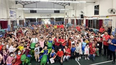 启华小学儿童节笑声满校园 恐龙模型制作寓教于乐添意义