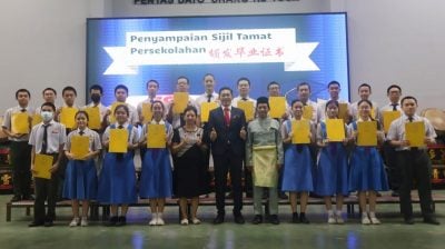 兴中华中毕业礼   235学生高唱骊歌