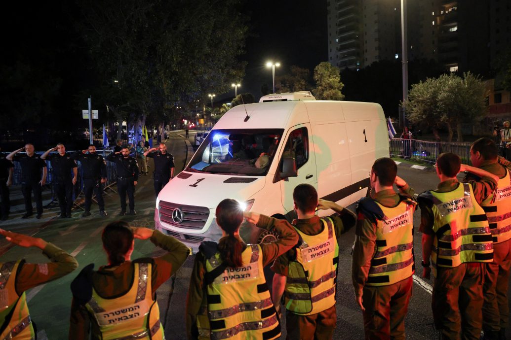 哈马斯移交4具人质遗体　特朗普︰哈马斯必须解除武装  