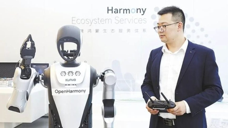 首款鸿蒙AI人形机械人“夸父”亮相