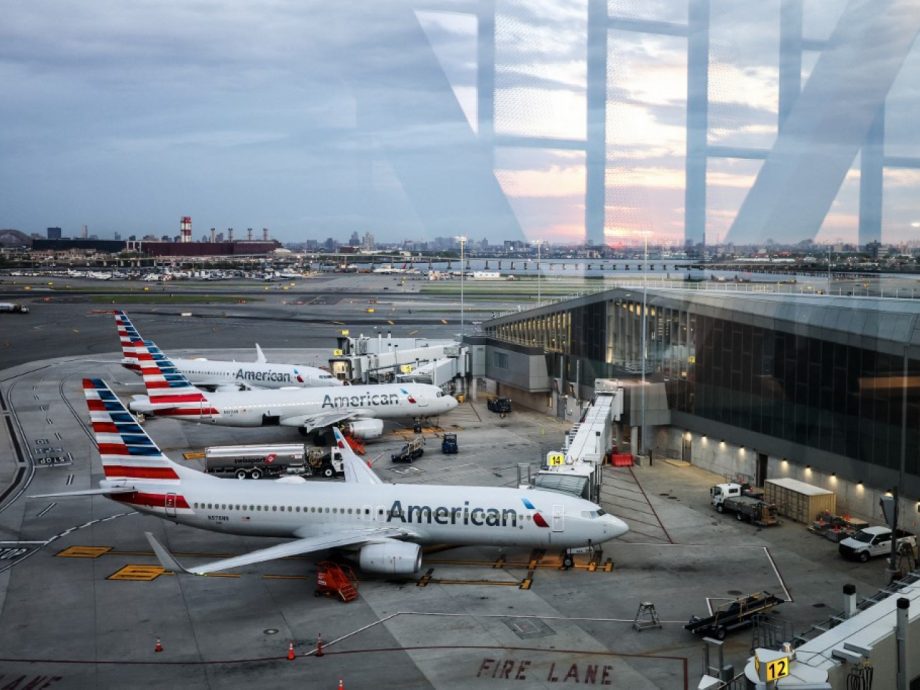 圣彼得堡上演紧急迫降惊魂 客机滑出跑道险酿祸