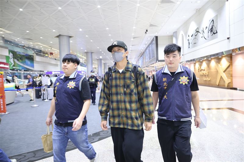 坤达返台一落地就遭逮 神情黯然点头闪兵