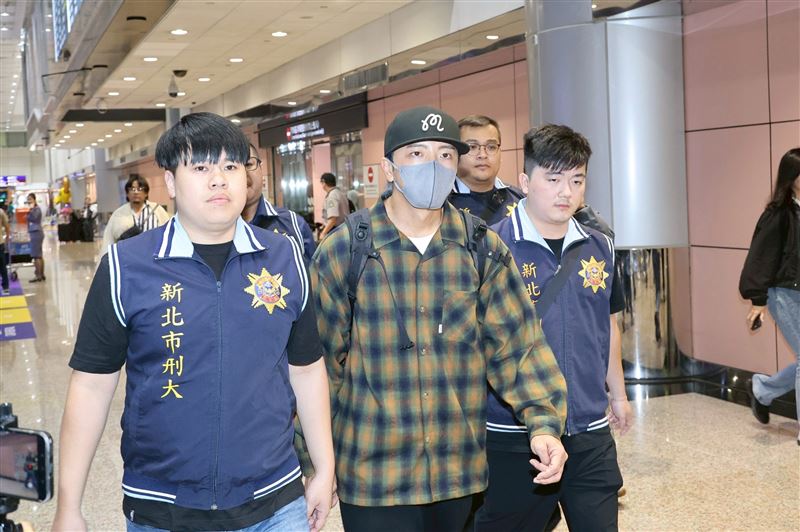 坤达返台一落地就遭逮 神情黯然点头闪兵