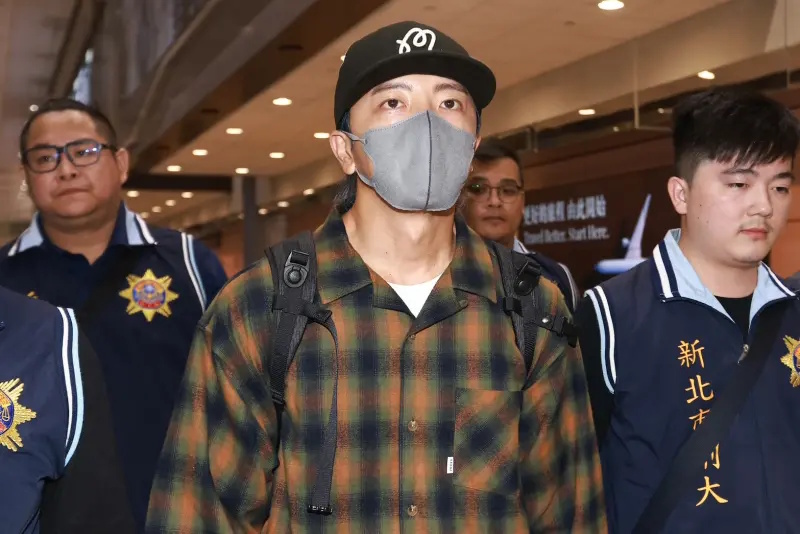 坤达返台一落地就遭逮 神情黯然点头闪兵