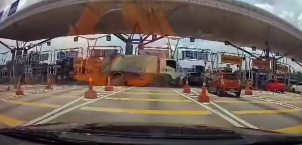 垃圾车失控横跨收费站数通道 警:车内2人皆外劳且司机事后逃逸