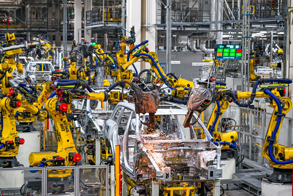 外企高层访中震撼！“工厂没人”全靠机器人 矿业大亨放弃竞争