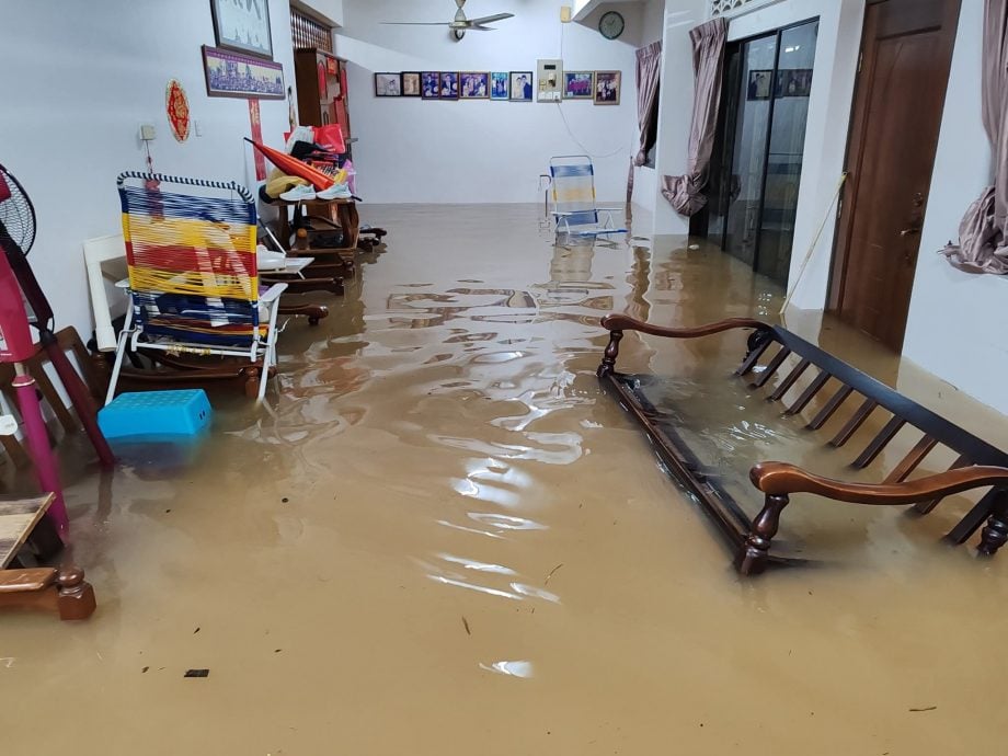 多地大雨倾盆而下 拉律峇登司南马县大水灾