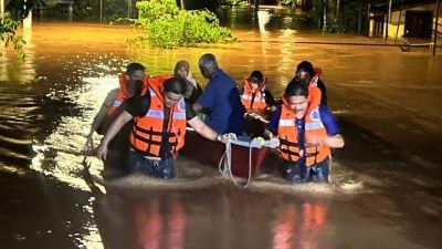 多地大雨倾盆而下 拉律峇登司南马县大水灾