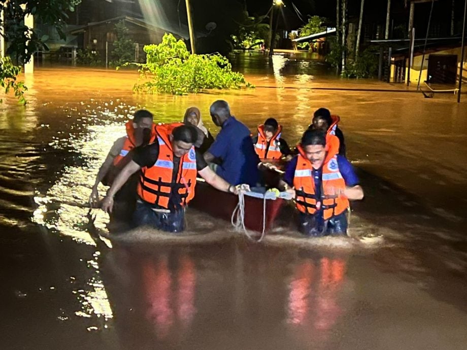 多地大雨倾盆而下 拉律峇登司南马县大水灾
