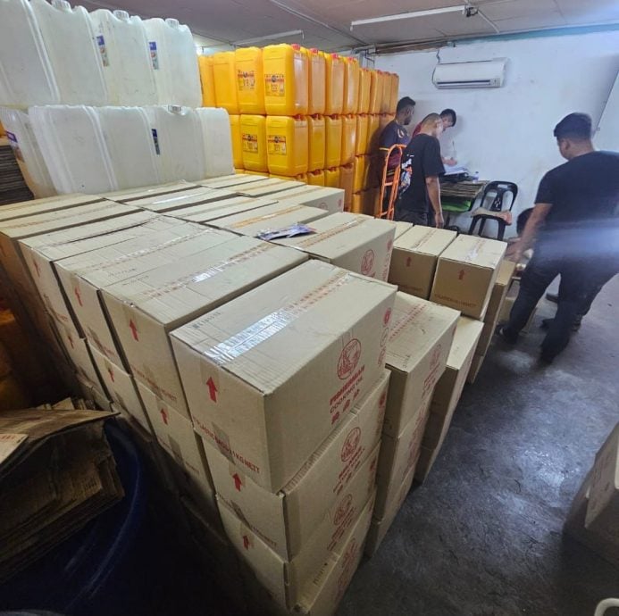 (大北马)奸商“偷天换日”牟利　剪开补贴食油转装工业桶遭取缔