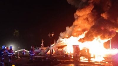 交怡3停泊码头客船失火   出动3消拯局队员拯救