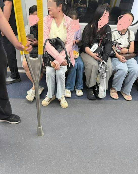  大妈港铁抢位直接“坐大腿” 阿叔淡定看手机笑翻全网