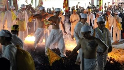 600善信过火坑求庇佑  民众纷摄下精彩瞬间