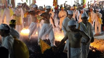 大都会-南天宫九皇爷诞 600人过火坑保平安/6图