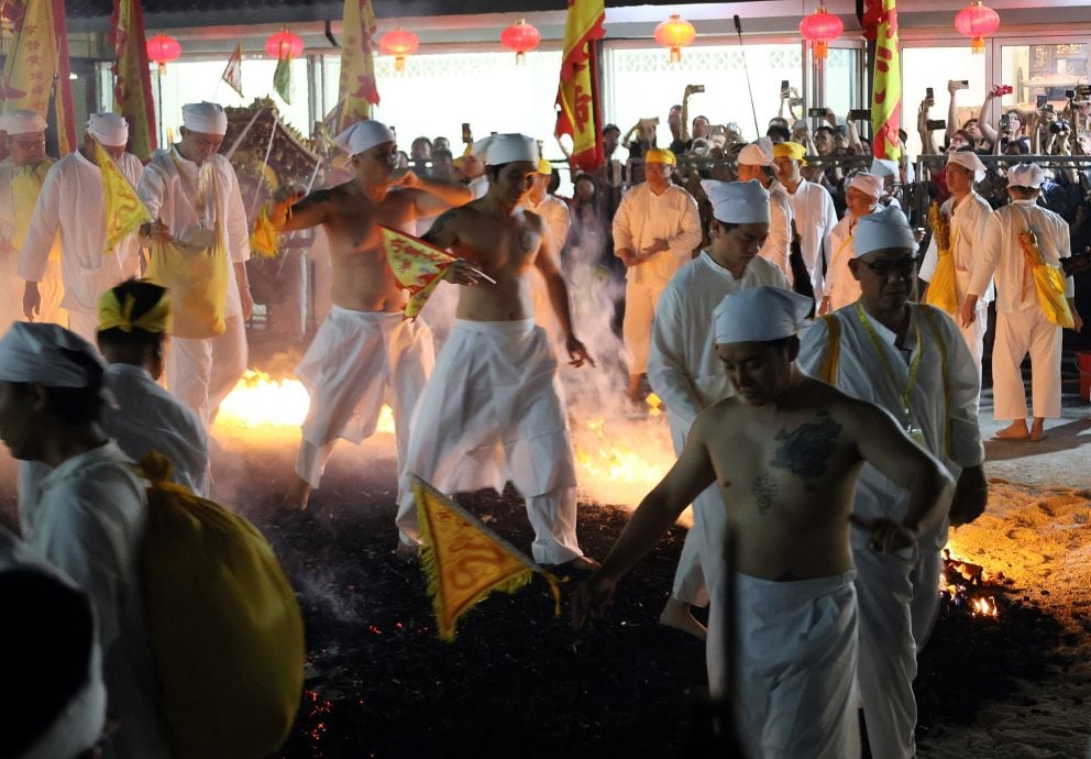 大都会-南天宫九皇爷诞 600人过火坑保平安/6图