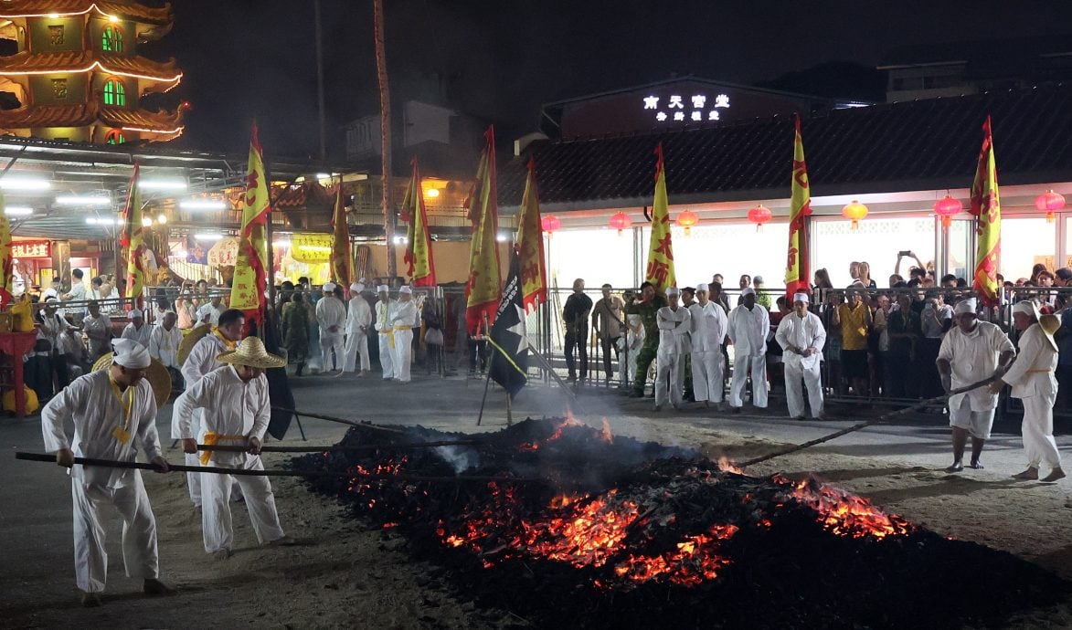 大都会-南天宫九皇爷诞 600人过火坑保平安/6图