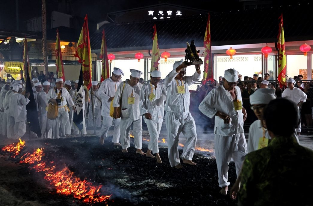 大都会-南天宫九皇爷诞 600人过火坑保平安/6图