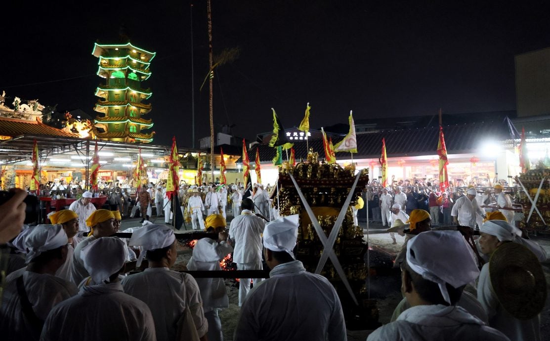 大都会-南天宫九皇爷诞 600人过火坑保平安/6图