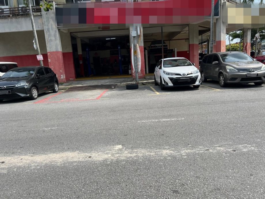 大都会/ 说亮话/非法“霸占”停车位，没品！/锺可婷