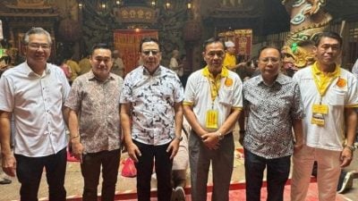 参观九皇爷庆典 雪副议长三度访南天宫