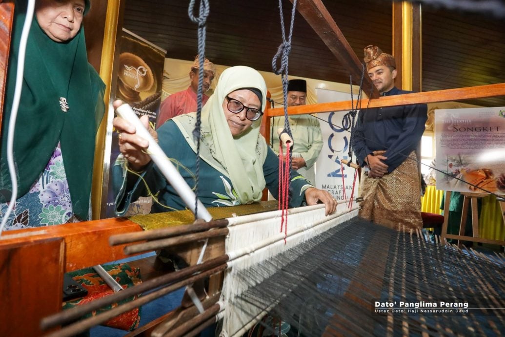 星角摄:丹王室首次展示古代纳贡的“金花”