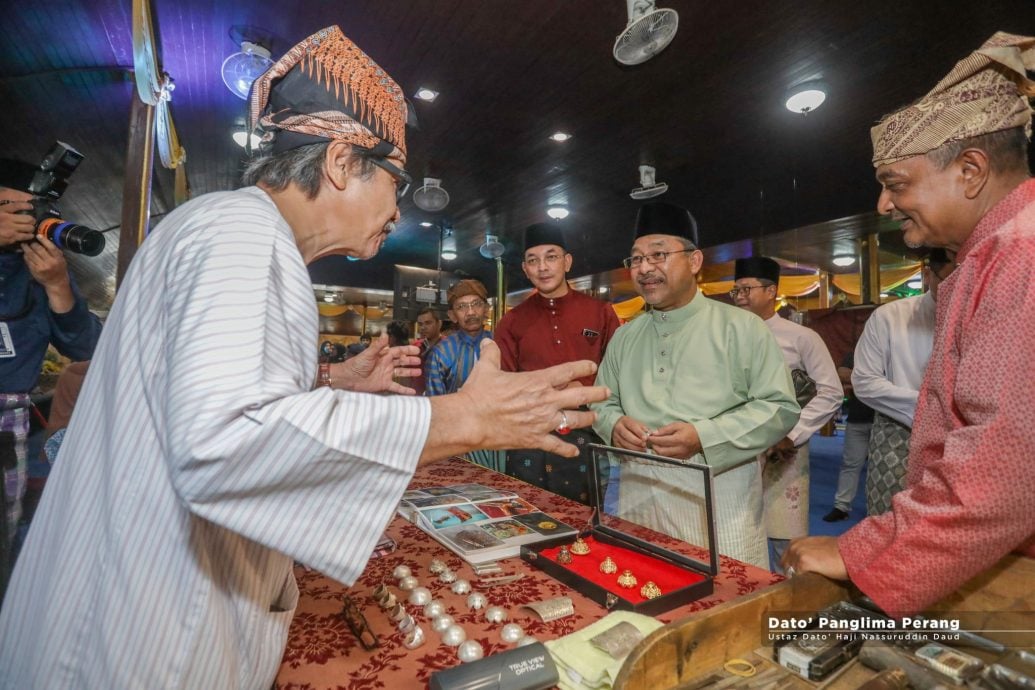 星角摄:丹王室首次展示古代纳贡的“金花”