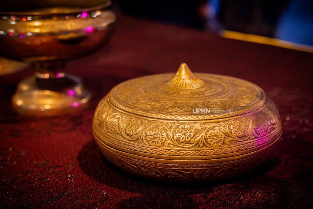 星角摄:丹王室首次展示古代纳贡的“金花”