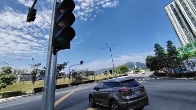 甲洞新发展区开放路段3个月 交通灯没运作 车祸频频