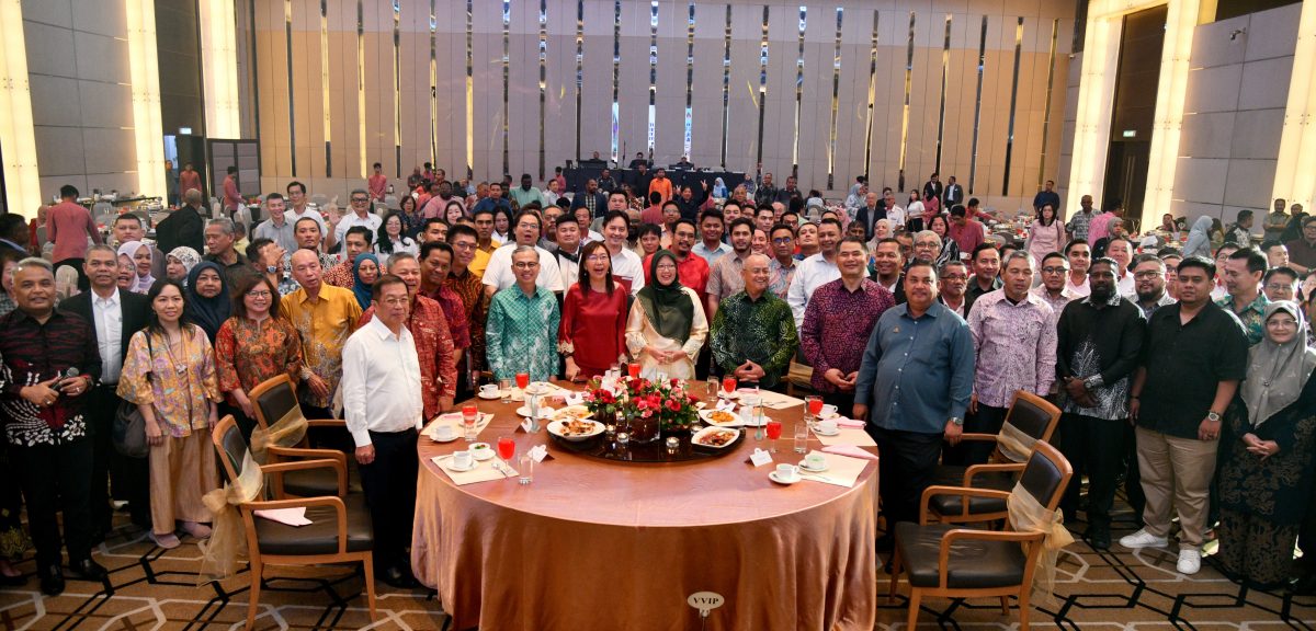 大都会5头/扎丽哈出席居民代表委员会颁发委任状仪式