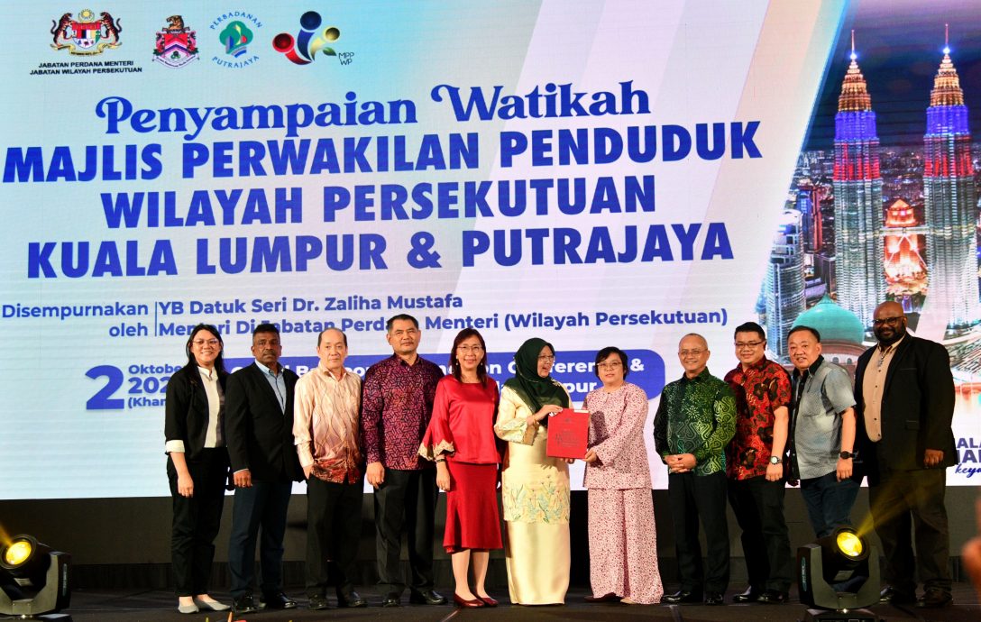 大都会5头/扎丽哈出席居民代表委员会颁发委任状仪式