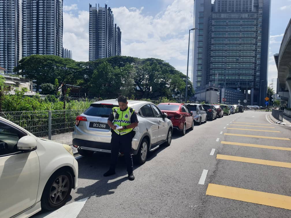 大都会/余保凭：警方近期频频到增江柏迈3路开交通罚单 执法单位该网开一面 不能过度苛刻 