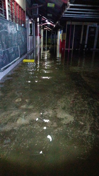 大都会/利民华小遭大涨潮与晨雨夹击,校园淹水8吋高
