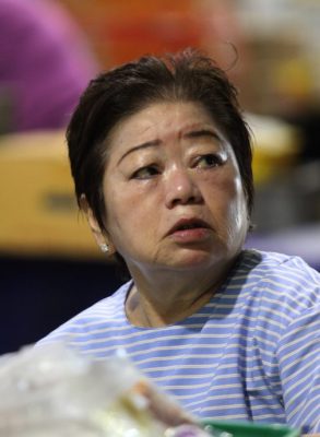 大都会封面-外籍人士兜售纸巾 真伪难辨 同理心边界模糊/10图