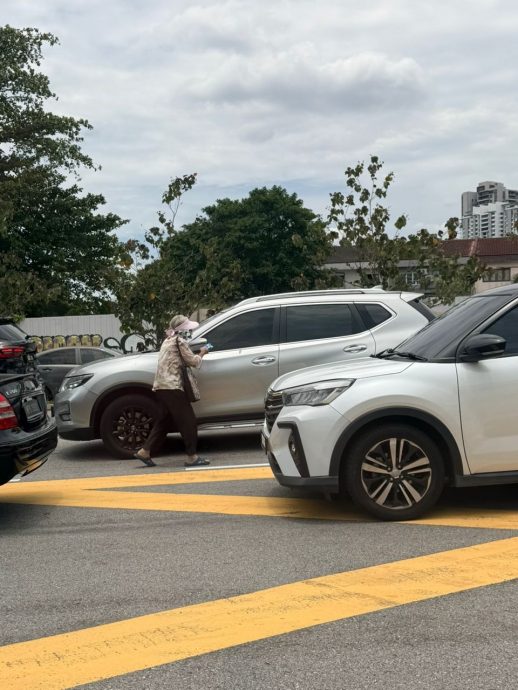 大都会封面-外籍人士兜售纸巾 真伪难辨 同理心边界模糊/10图