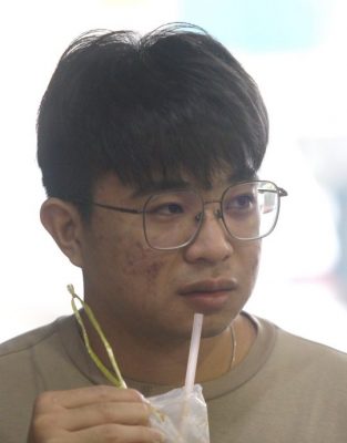 大都会封面-外籍人士兜售纸巾 真伪难辨 同理心边界模糊/10图