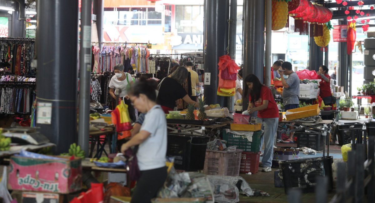 大都会封面-外籍人士兜售纸巾 真伪难辨 同理心边界模糊/10图