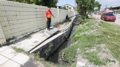 焦点社区:直落玻璃花园森比郎2街| 屋旁水泥沟壁严重坍塌   急召市厅修缮防土崩