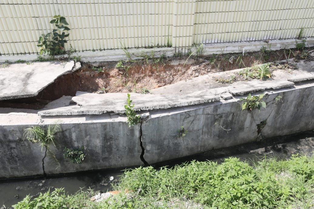 大都会封面副/市议员发现住家沟壁崩塌,急召市厅人员修缮