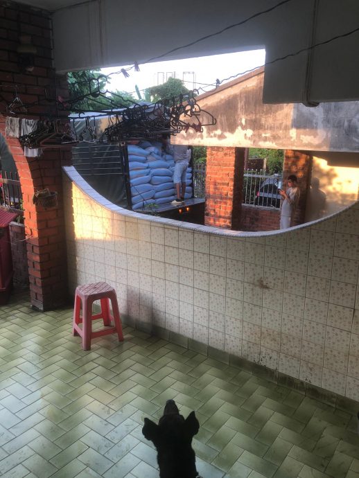 大都会封面副/疑新邻居装修排屋当货仓 不明货源传恶臭味   