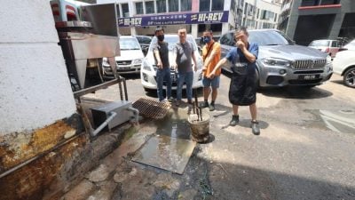 沟塞长期阻塞积水 食肆旁“臭池塘”赶客 