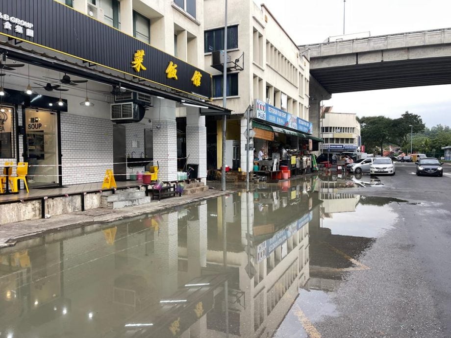 大都会封面/白沙罗柏兰岭积水出现“池塘”奇景