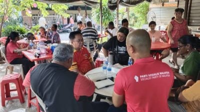 焦点社区:班达马兰新村巴板路  |  拆屋行动延至11月10梁德志:限期前须搬空屋子