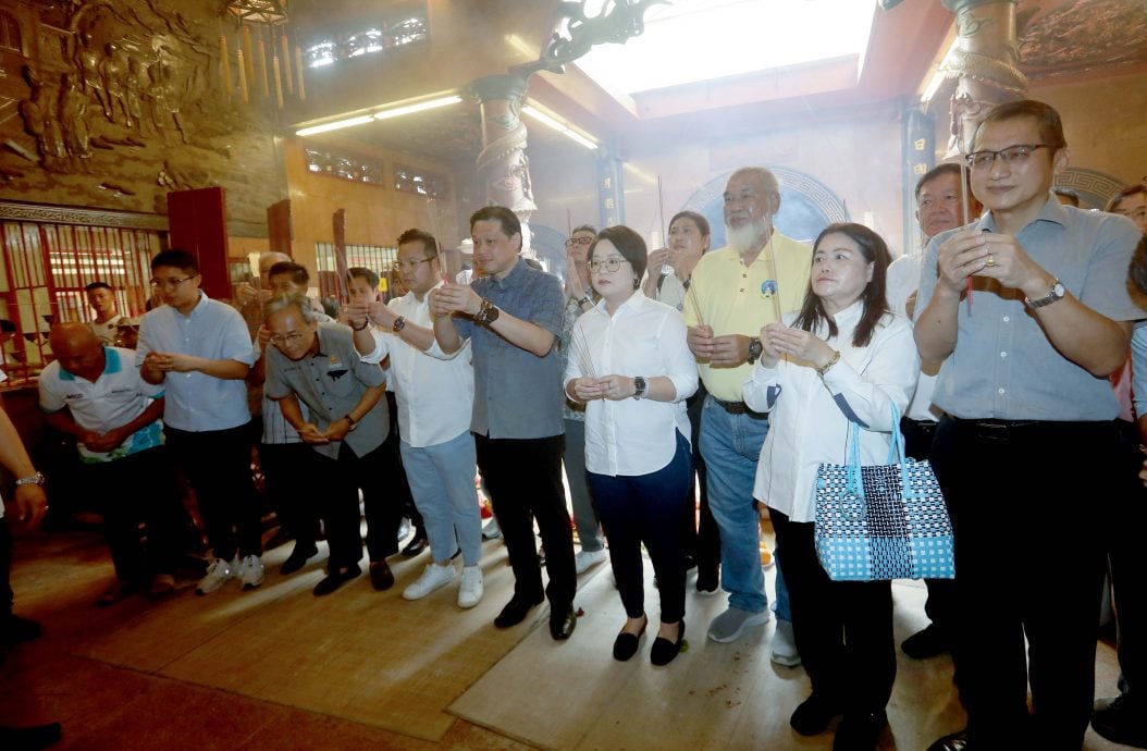 大都会/曾敏凯和公正党领袖去安邦九皇爷庙参拜/1图