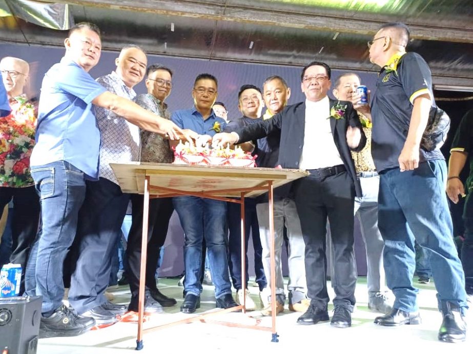 +大都会/蕉赖11哩新村工商俱乐部联欢晚宴,捐蕉赖11哩华小3万